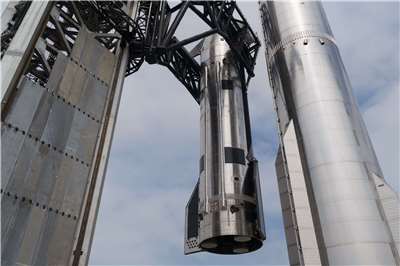 美國太空探索科技公司（SpaceX）原定21日在德州展開「星艦V3」首次試飛，卻在發射前倒數階段因發射塔機械臂問題緊急喊卡，圖為試飛前準備畫面。 (圖:X@SpaceX)