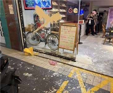 台北市知名脫口秀「卡米地喜劇俱樂部」場地29日遭人扔擲3枚「白漆加糞便」組合彈。(圖：卡米地 comedy club臉書粉絲頁)