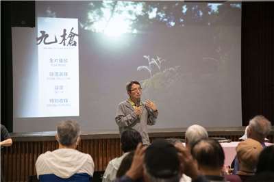 國家人權博物館16日至18日舉辦「2026年政治受難者暨家屬重返記憶之島—綠島」活動，特別放映金馬獎最佳紀錄片《九槍》，邀請導演蔡崇隆與受難前輩及家屬面對面交流。(國家人權博物館提供)