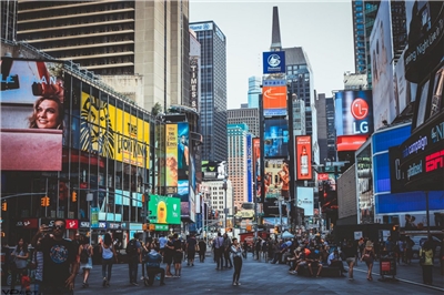 美國紐約時報廣場(Times Square)光鮮亮麗霓虹數位看板下，市容髒亂、治安不佳，長期為市民與到訪者垢詬病。(Pexels圖庫)
