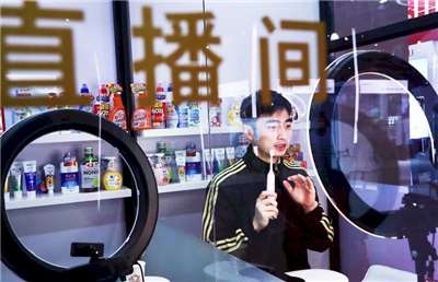 中國展開專案行動整治內捲式競爭，其中網紅直播帶貨（圖）也是整治重點。示意圖。