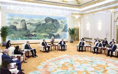 中國國務院總理李強7日在北京會見到訪的美國參議員戴恩斯(Steve Daines)一行。 (圖:中國政府網)