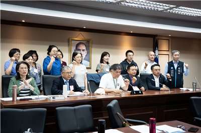 多個反廢死民間團體15日在立法院召開記者會，痛批「兩公約第四次國家報告國際審查會議」結論罔顧社會主流民意，甚至強加特定價值給台灣。(楊仁翔 攝)
