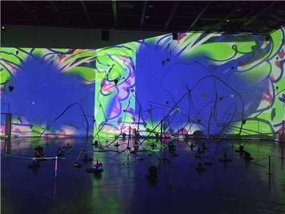 賴純純大型裝置〈光為山〉是台東美術館個展中最具「生成感」的新作，觀眾的移動成為作品的一部分。(江昭倫 攝)