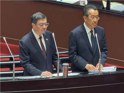行政院長卓榮泰(左)及國防部長顧立雄(右)20日在立法院備詢。顧立雄表示，中共在5月19日實施聯合戰備警巡，是蓄意挑釁的一方；國軍公布F-16狙擊手莢艙監控畫面則是展現情監偵能力。(鄭佑漢 攝)