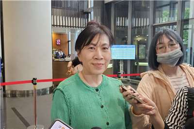 醫療法三讀「三班護病比」入法，護理師護士公會全聯會理事長陳麗琴予以肯定。(劉品希 攝)