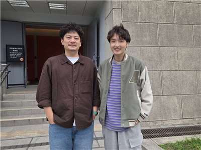 入圍第二屆台北戲劇獎後，嚎哮排演兩位創作者蕭東意(右)、黃建豪(左)即將推出新作《別叫我大師》，兩人笑說，這次不只有搞笑，絕對看得到他們的演技。(江昭倫 攝)