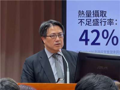 台北關渡醫院院長陳亮恭表示，營養照護必須從疾病治療思維，轉向以全人健康與延長健康餘命為核心，讓營養照護成為長者基本健康權益的一部分。(鄭佑漢 攝)