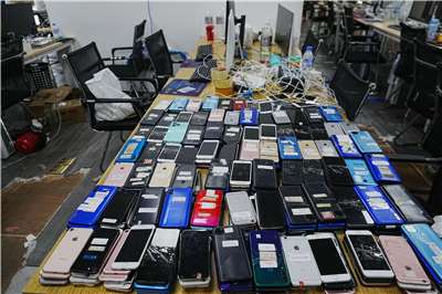 圖為柬埔寨警方在一次突擊行動中查獲的設備，陳列在金邊一處詐騙中心的桌上。資料照片。攝於2026年3月11日。