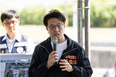 台北市長候選人沈伯洋28日至文林變電所預定地會勘，遭藍營批評是「收割」，他則認為供電問題不應變成政治議題。(楊仁翔 攝)