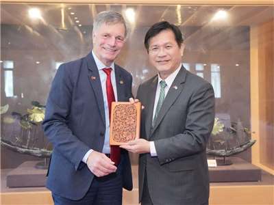 美國懷俄明州州長戈登(Mark Gordon，左)率團訪台，外交部長林佳龍(右)表示，期待未來將交流化為更多實質合作 (圖取自林佳龍臉書)
