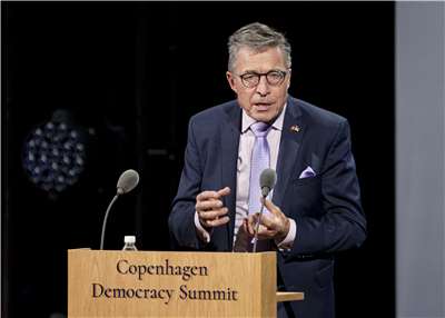 丹麥「民主聯盟基金會」(Alliance of Democracies)主席拉斯穆森(Anders Fogh Rasmussen)在「哥本哈根民主高峰會」上發表演說。(AFP)