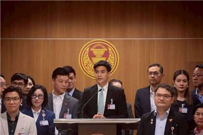 泰國人民黨副黨魁兼不分區議員帕里27日指出，人民黨已有超過30名議員聯署支持為泰黨提出的修憲草案。(翻攝Parit Wacharasindhu FB)