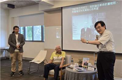 高金郎回憶錄新書發表會由口述者高金郎(中)、撰述者林勝韋(左)與政大台灣史研究所教授薛化元(右)進行對談。(陳國維 攝)
