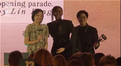 台灣作家楊双子(右)創作、金翎(左)英譯的史詩小說《臺灣漫遊錄》從評審團主席Natasha Brown(中)手中，抱回國際布克獎首獎。(擷取自國際布克獎頒獎直播YouTube畫面)