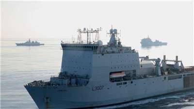 目前停泊在直布羅陀外海的英國登陸艦「萊姆灣號」(Lyme Bay)，有數百名英國海軍正在待命，準備前往荷莫茲海峽(Strait of Hormuz)執行掃雷任務。(X平台/@RFALymeBay)
