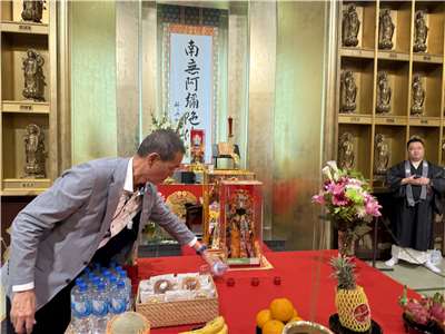 北港朝天宮董事長蔡咏鍀向媽祖神尊倒水致意(鄭仲嵐攝)