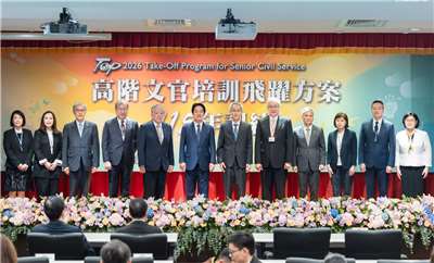 賴清德總統(左5)22日出席「高階文官培訓飛躍方案115年訓練」開訓典禮，總統特別感謝跨領域業師傾囊相授，讓訓練推動更具前瞻性，圖為總統與業師合影。(總統府提供)