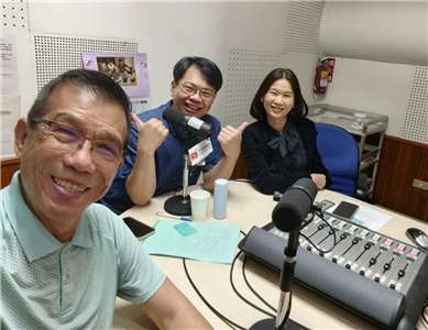 "配"盡人生百態，來自新加坡的資深廣播主持人兼配音員李榮德老師(左)