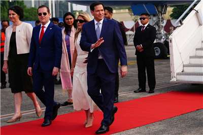 美國國務卿盧比歐(Marco Rubio)出訪印度，走下飛機時揮手致意。
