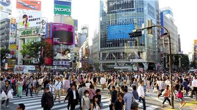 6月1日起凡在澀谷區內亂丟垃圾，將由巡查指導員當場開罰2000日圓。圖為澀谷十字路口來往人群。(Pixabay)