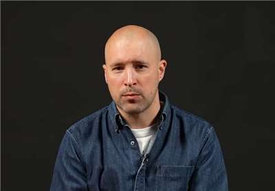 記者Antoine Vedeilhe去年11月打算赴香港拍攝紀錄片，但在到埗後馬上被稱其藏有毒品及武器，拘留超過三小時，期間被審問和以國家安全為由要求脫衣搜身。(圖翻攝YT@Reporters sans frontières)