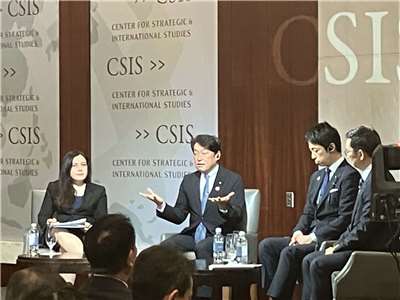 日本前防衛大臣小野寺五典(左2)4日出席在華盛頓舉行的戰略暨國際研究中心(CSIS)研討會。 (圖:X@itsunori510)