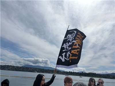 世衛大會召開期間，台僑赴日內瓦舉行挺台遊行，卻被施壓不准露出台灣字樣。(圖：特魯瓦通訊版主莊丹琪臉書)