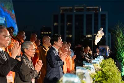 賴清德總統10日晚間出席「2026年佛誕浴佛．孝親感恩祈福會」。(圖：總統府提供)