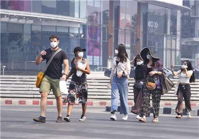 泰國與緬甸官員19日在清邁府舉行會議，雙方同意加強跨境霾害治理合作。圖為因空污嚴重，清邁的遊客在街頭戴著口罩。(檔案照)