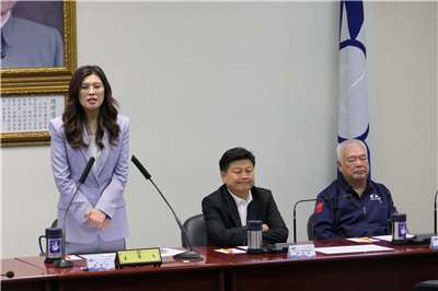 國民黨主席鄭麗文(左1)今天(6日)在中常會發表談話時表示，經過和民眾黨主席黃國昌、立法院長韓國瑜溝通後，大家一致希望把「新台幣3,800億元+N」中的「+N」，透過立法更具體完整來呈現。(趙婉淳 攝)