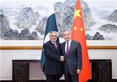 圖為巴基斯坦副總理兼外長達爾(Ishaq Dar)(左)3月間訪問中國，並會見外交部長王毅。資料照。
