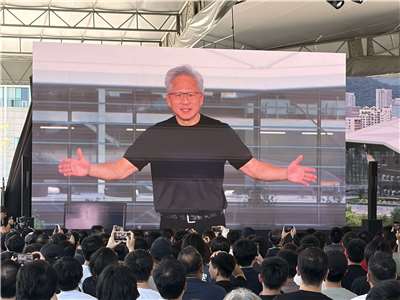 輝達27日舉辦員工大會，執行長黃仁勳指出，台灣已成為AI革命的重要基地，從晶片製造、先進封裝到系統組裝，台灣正蓬勃發展中，未來將是全球技術與電子製造中心。(蔡芃敏 攝)