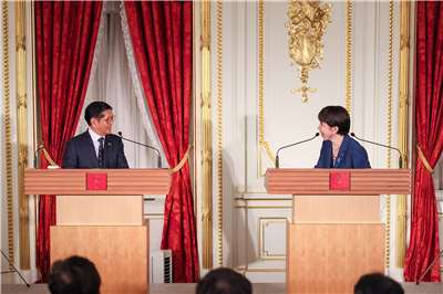 日本首相高市早苗(右)今天(28日)晚間與菲律賓總統小馬可仕(Ferdinand Marcos)(左)舉行會談，雙方同意將兩國關係升級為「全面戰略夥伴關係」。(X平台/@takaichi_sanae)