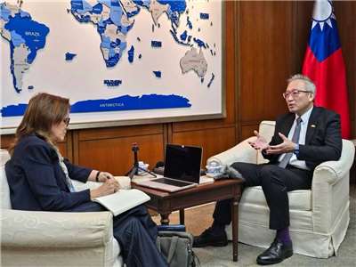 外交部政務次長吳志中(右)接受法國世界報專訪，強調台灣對美國仍具高度戰略及經濟重要性 (外交部提供)