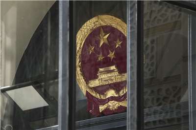 倫敦經貿辦間諜案披露了香港國安的部署，港府事後急於切割，強調案件與特區政府「絕無關連」；但中國外交部卻高調稱被捕者為「中國公民」，令整件事更難撇清。圖為英國倫敦中國大使館內中國國徽。