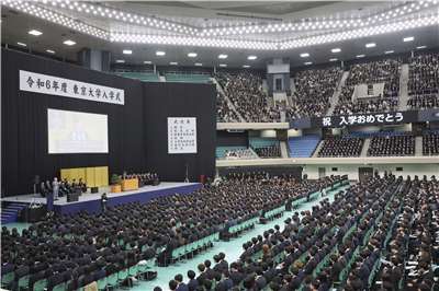 日本政府公布2025學年度在日本就讀的外國留學生人數首度突破40萬，達到40萬8069人，創下歷史新高。圖為日本最高學府東京大學入學典禮。