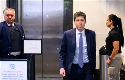 OpenAI執行長阿特曼（Sam Altman）(中)12日抵達加州奧克蘭聯邦法院，出席馬斯克（Elon Musk）控告OpenAI訴訟案的開庭。