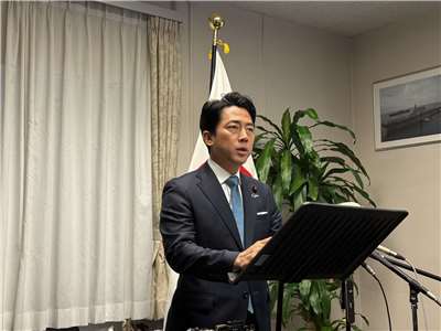 日本防衛大臣小泉進次郎30日表示，將明確記載在自衛隊善用人工智慧的內容。(圖：X@shinjirokoiz)