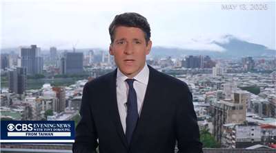 哥倫比亞廣播公司新聞網(CBS News)主播杜庫皮爾(Tony Dokoupil)因未取得中國簽證，被迫在台灣隔空報導川習會，連線畫面背景可見台灣街景。(翻攝YT/@CBS Evening News)