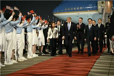 美國總統川普(Donald Trump)13日晚間抵達中國，由中國國家副主席韓正接機。