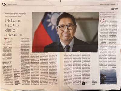 斯洛伐克大報「每日新聞報」22日以跨頁雙版大篇幅刊登專訪駐斯洛伐克代表李南陽報導，深入探討台海安全、中國複合式威脅、全球半導體供應鏈及台灣社會韌性等議題。（駐斯洛伐克代表處提供）