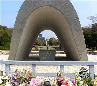 象徵日本廣島原爆記憶與和平祈願的「原爆之火」近日首度跨海抵達夏威夷珍珠港。圖為為紀念二戰期間日本廣島原爆地受難者而設立的廣島和平紀念公園內的原爆慰靈碑。(沈聰榮 攝)