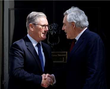 英國首相施凱爾(左)9日任命前首相布朗(右)擔任全球金融事務特使。(FB@Keir Starmer﻿)