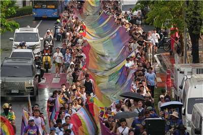 曼谷同志大遊行31日下午在街頭熱鬧登場，參與者高舉彩虹旗，慶祝LGBTQ+社群的「驕傲月」。