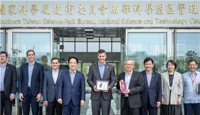 賴清德總統9日偕同巴拉圭總統貝尼亞（中）參訪「國家科學及技術委員會南部科學園區管理局」及「國網雲端算力中心」。(圖：總統府)