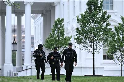 在白宮附近傳出槍響後，美國特勤局(Secret Service)幹員在白宮附近巡邏。(AFP)