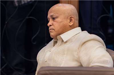 際刑事法院依違反人道罪，對菲律賓參議員德拉羅沙（Ronald Dela Rosa）發布逮捕令。圖為德拉羅沙11日出席參議院會議。