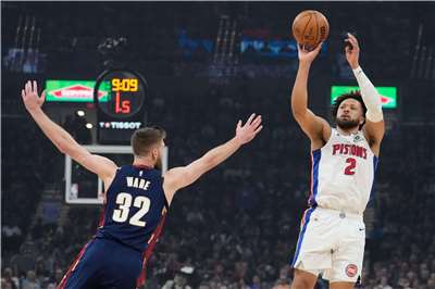 美國職籃NBA東區準決賽，底特律活塞隊在客場背水一戰，主將康寧漢(Cade Cunningham)(身穿2號球衣)在克利夫蘭騎士隊的韋德(32號)的防守下投籃。 (AP/達志影像)