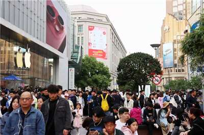 中國國務院22日發布「關於推行常住地提供基本公共服務的實施意見」，要求地方逐步取消基本公共服務與戶籍掛鉤限制，讓未設籍人口與戶籍人口同等享有基本公共服務。圖為上海南京路步行街逛街人潮。資料照。